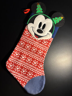 Kalėdinė Mickey tematikos kojinė su raudonais raštais ir eglučių dekoruotomis ausytėmis