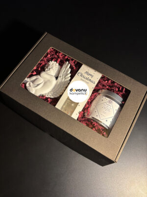 Kalėdinis dovanų rinkinys su angeliuko puošmena, aromatine žvake ir šventiniu namų kvapu Kalėdinis dovanų rinkinys su angeliuko puošmena, aromatine žvake ir šventiniu namų kvapu