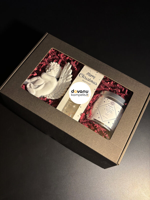 Kalėdinis dovanų rinkinys su angeliuko puošmena, aromatine žvake ir šventiniu namų kvapu Kalėdinis dovanų rinkinys su angeliuko puošmena, aromatine žvake ir šventiniu namų kvapu